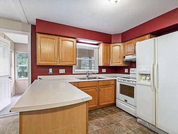 4th image of 344 Benton Avenue