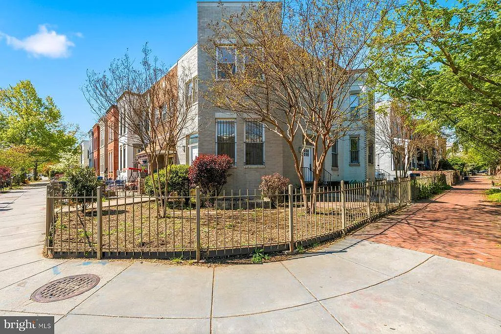 Building Photo - 642 15th St NE #2
