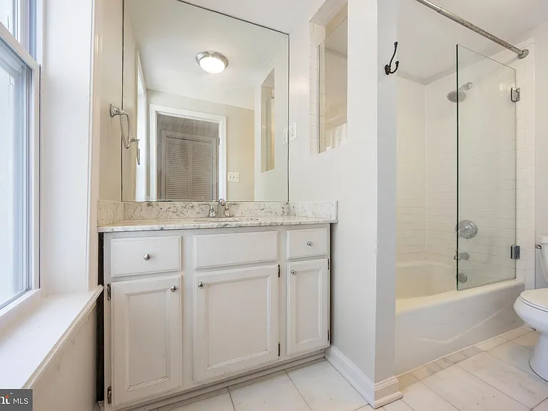 206 E Cross St — Photo 19