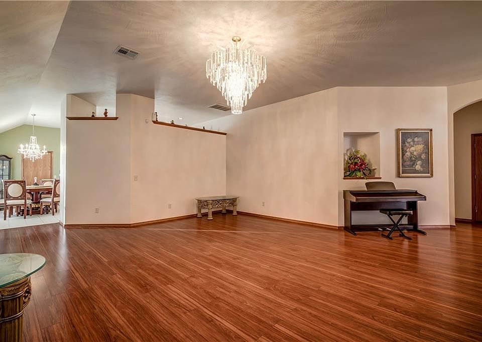 1st image of 905 Elm Creek Dr