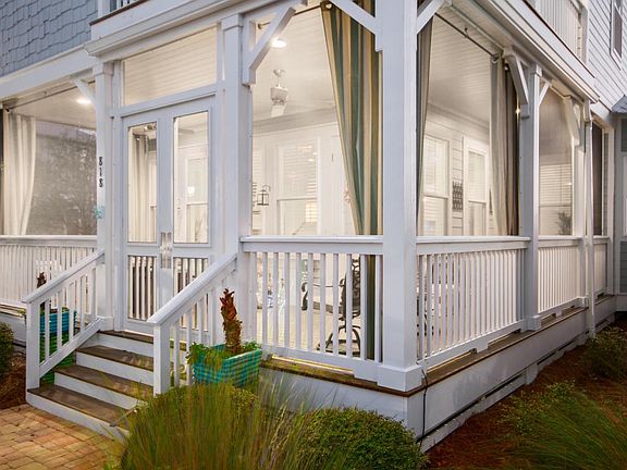 Spacious screened porch