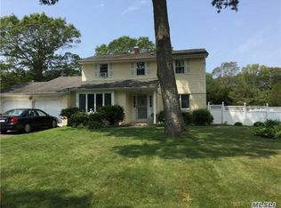 4 Hargrave Ln, Coram, NY 11727