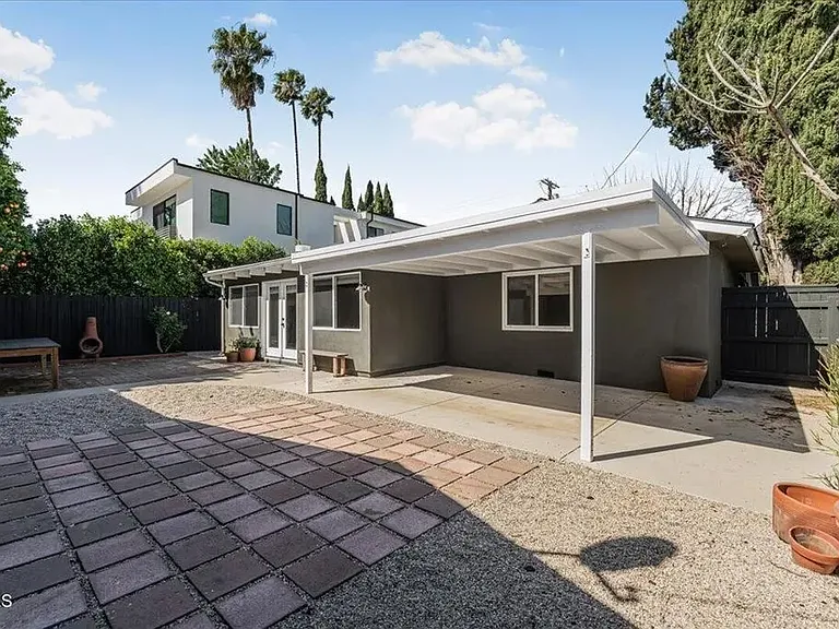 13902 Calvert St — Photo 2