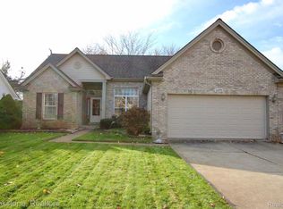 16095 Aspen Hollow Dr, Fenton, MI 48430