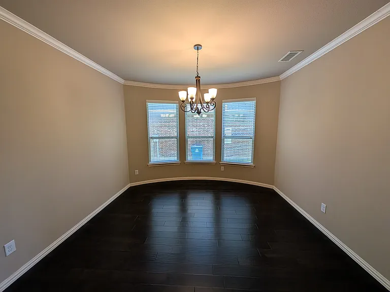 591 Deverson Dr — Photo 5
