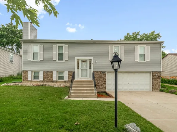 1260 Waterbury Ln, Roselle, IL 60172