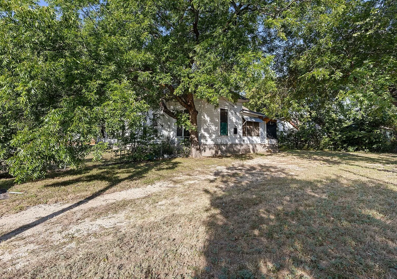 3 Bed 1 Bath For Lease! — Photo 3