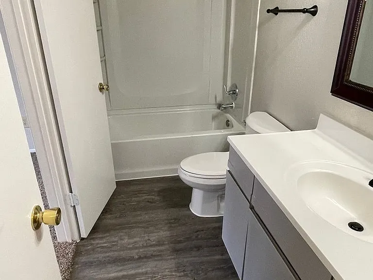 802 W Collins St — Photo 14