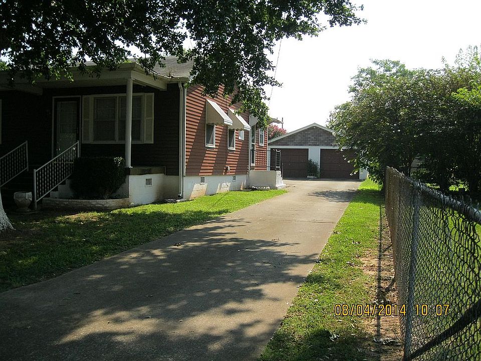 2nd image of 224 Lewis St