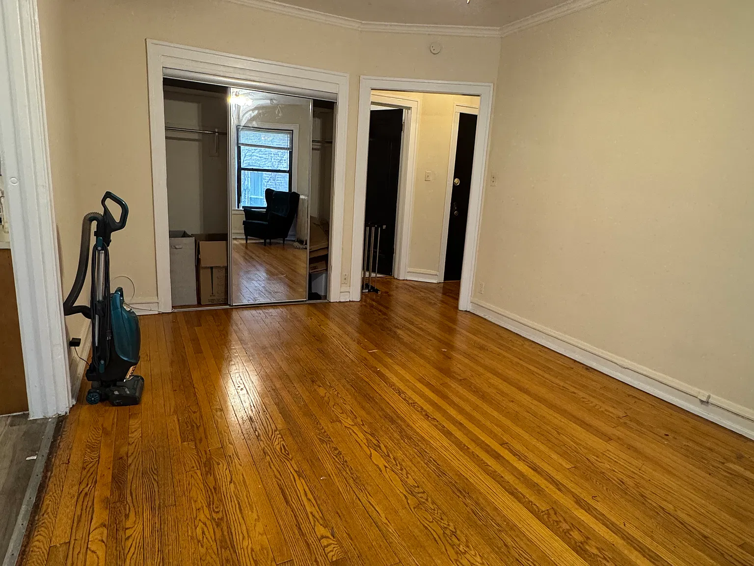 6810 N Lakewood Ave — Photo 2