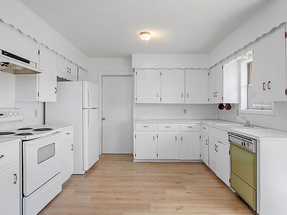 5th image of 301-A/B Manor Dr