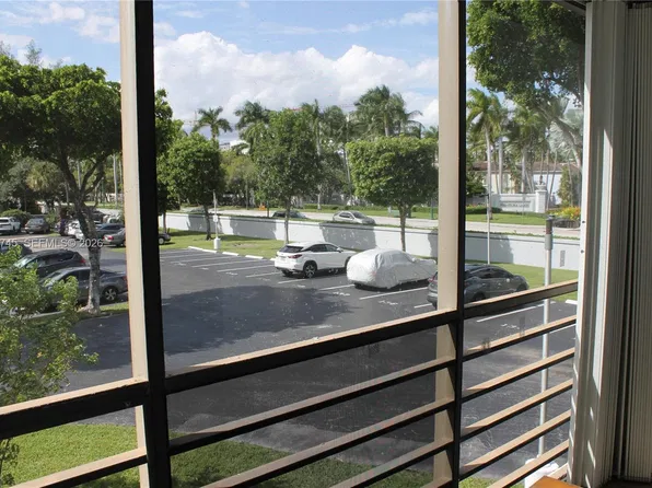 20500 W Country Club Dr APT 202, Aventura, FL 33180