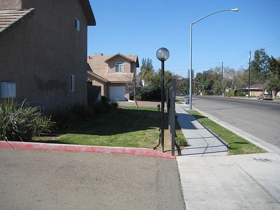 4th image of 944 E Ashlan Ave