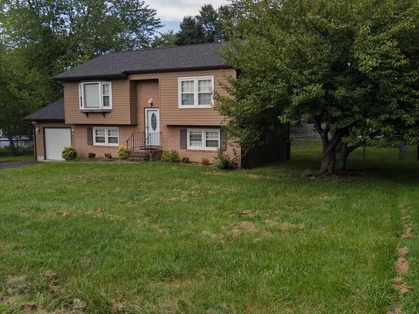 1411 Milestone Dr, Fredericksburg, VA 22407
