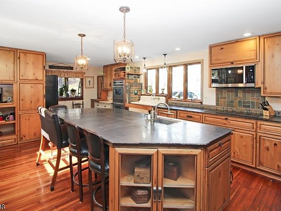 4th image of 113 Stony Brook Rd