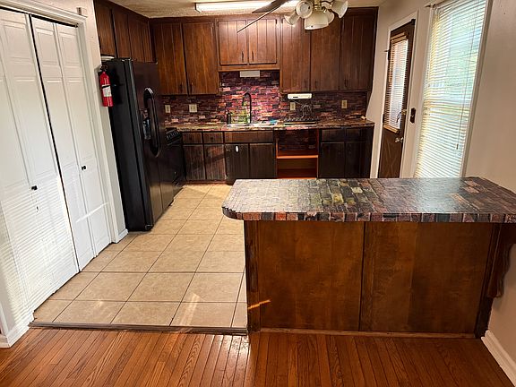 3rd image of 1117 Louisville Ln NW