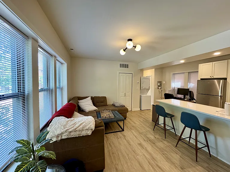 1643 W Cornelia Ave #1 — Photo 9