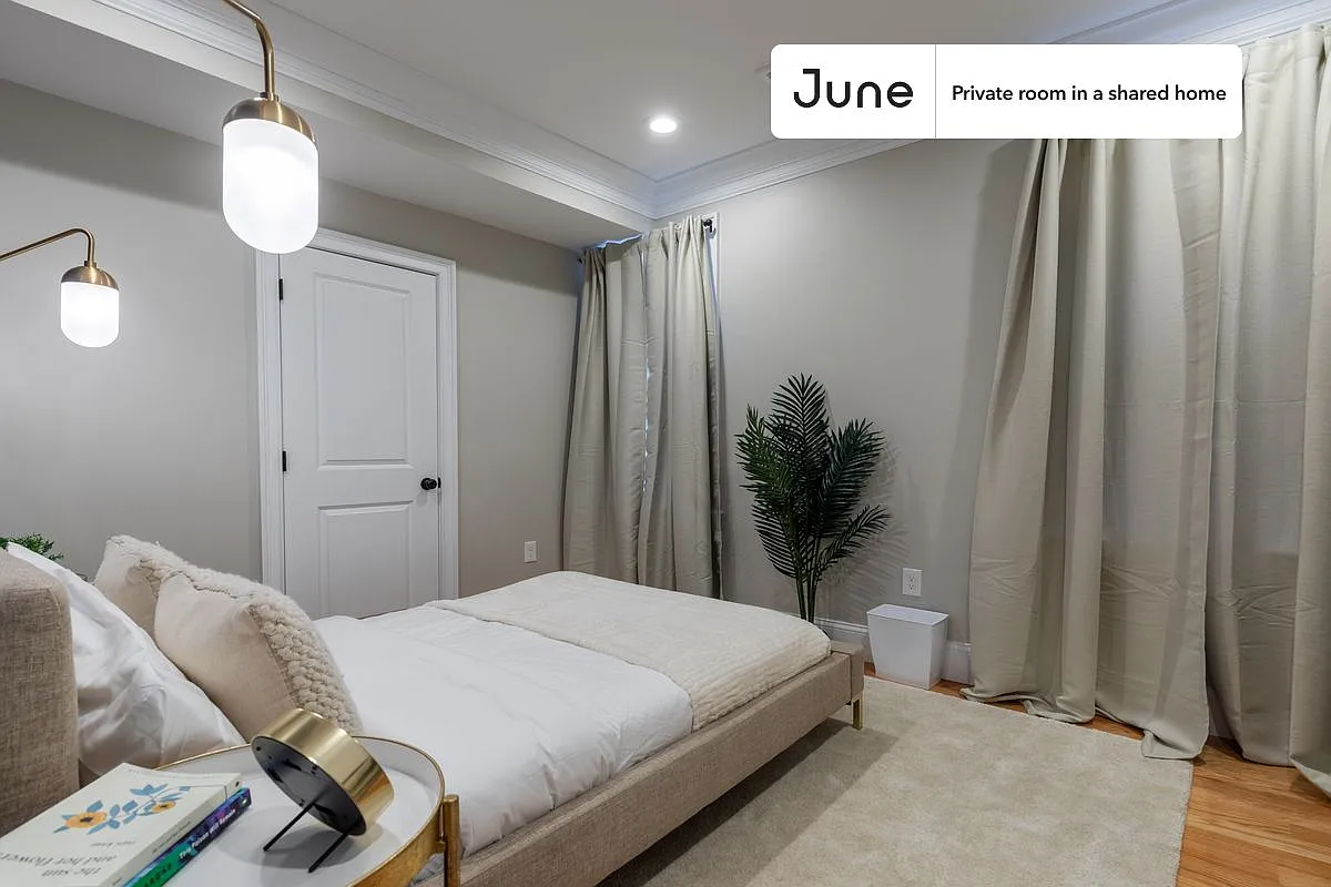 Full bedroom in 4 bed/1 bath home in North End #278 B — Photo 2