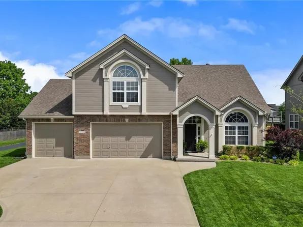 2209 NE Wyndham Dr, Blue Springs, MO 64029