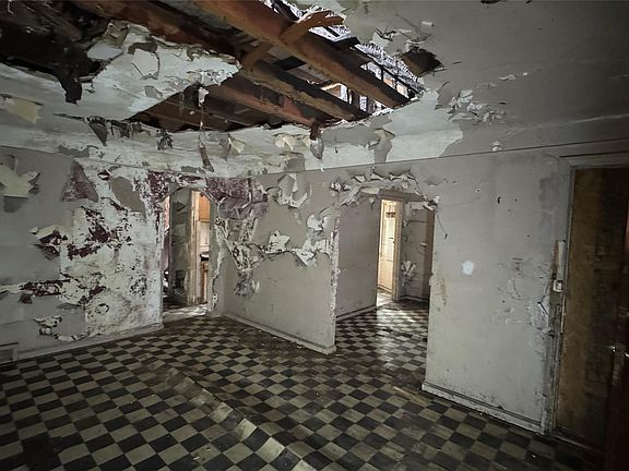 3rd image of 18440 Hickory St