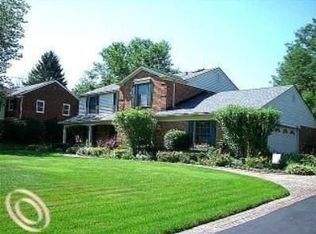 2560 Black Pine Trail Dr, Troy, MI 48098