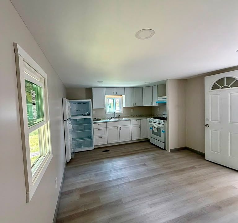 1st image of 9 Emerald Ln