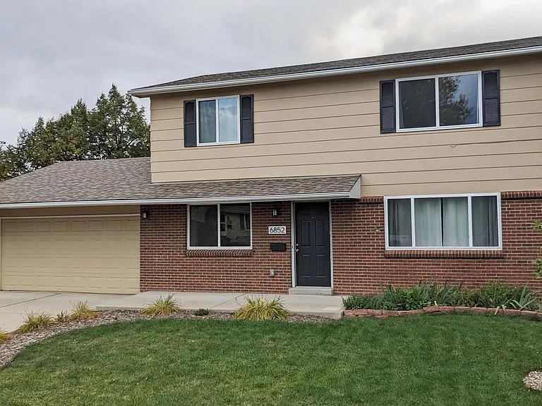 6852 S Clermont Dr — Photo 14