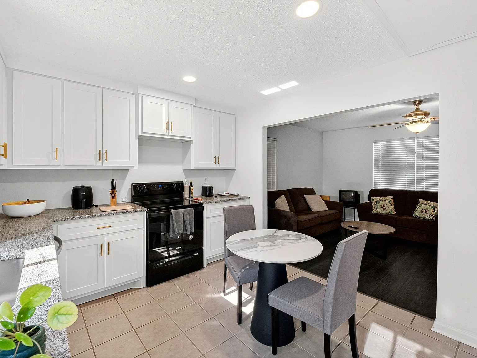 3 bed, 853 sqft, $1,599 — Photo 1