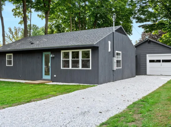21 Tabar Ave, Lee, MA 01238