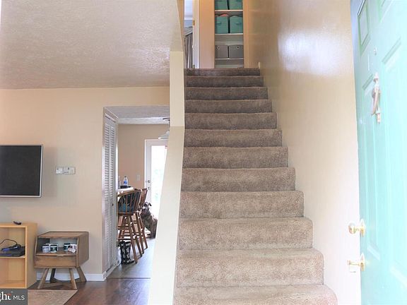 3rd image of 204 Aster Ln