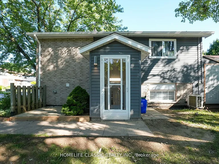 100 Chaucer Cres — Photo 3