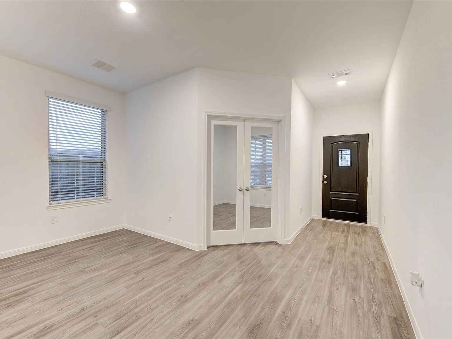3 bed, 2.0 bath, 1567 sqft, $2,200 — Photo 3