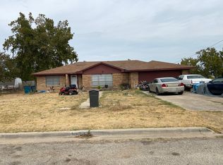 1512 W 12th St, Cameron, TX 76520