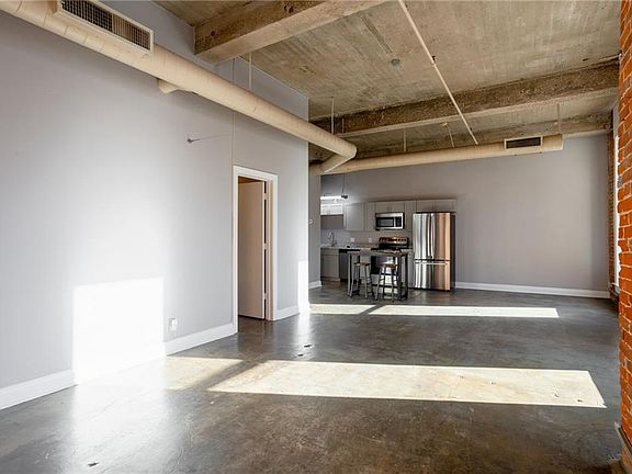 4th image of 113 W 5th St APT 209