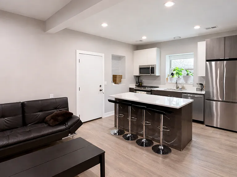 2342 W Jackson Blvd #1R — Photo 2