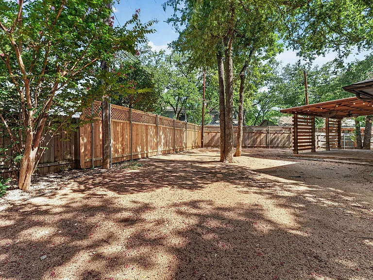 1804 Stagecoach Trl — Photo 24