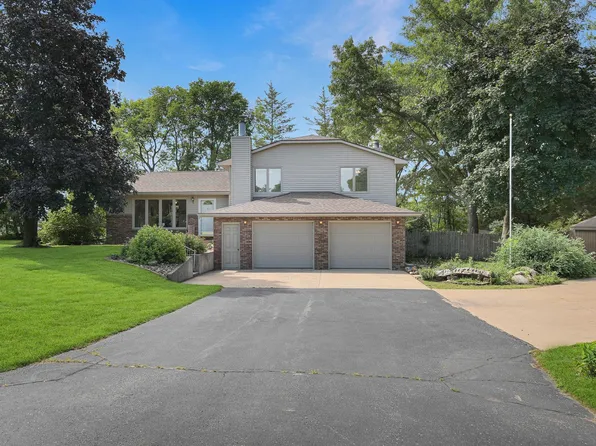 5912 Sierra Dr, Waterloo, IA 50701