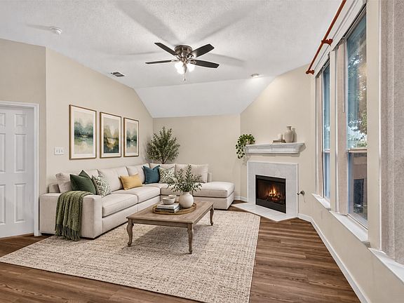 3rd image of 1409 Autumnmist Dr