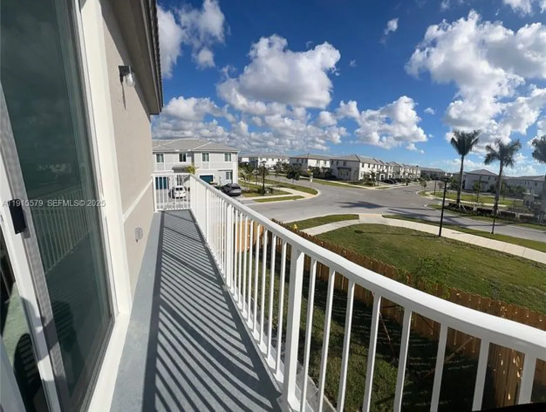4 bed, 3.5 bath, 2008 sqft, $3,100 — Photo 3