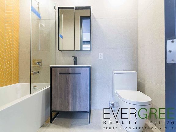 4th image of 370 Throop Ave #3H