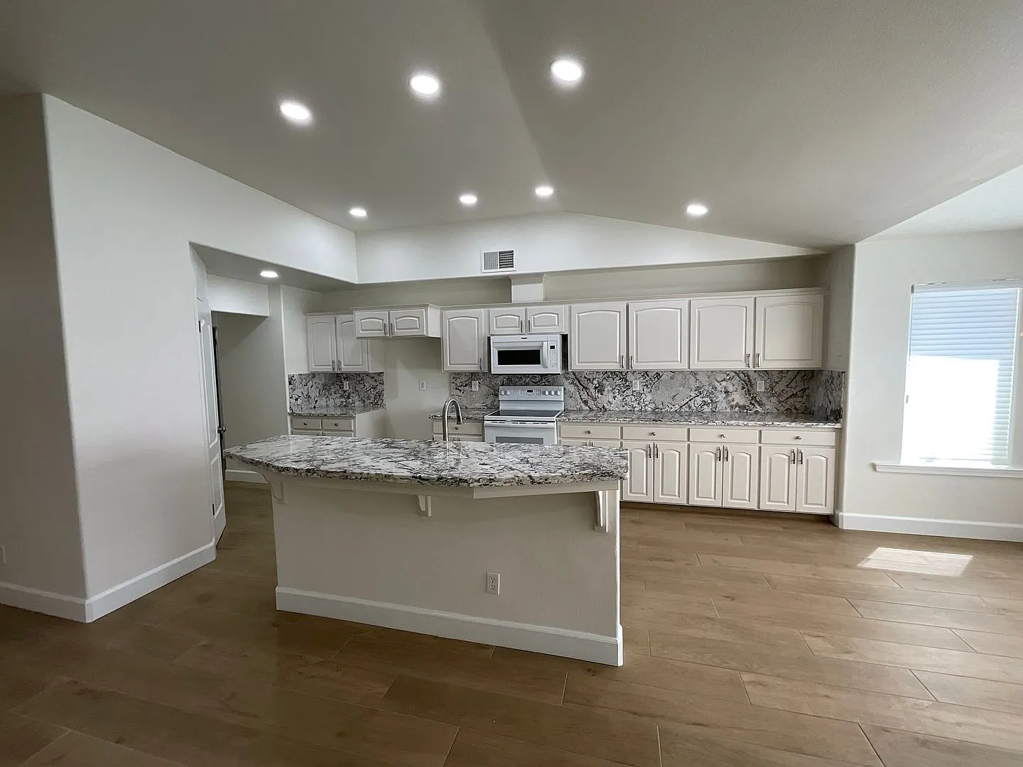 Beautiful 3 Bedroom 2 Bath home with bonus/office room in the Clovis North High area. — Photo 4