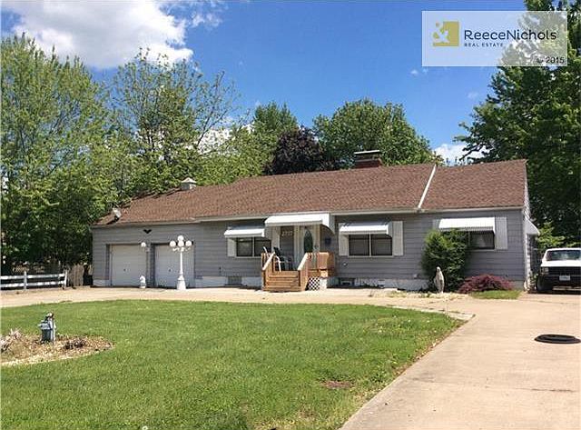 Circle drive plus parking pad for boat or RV.