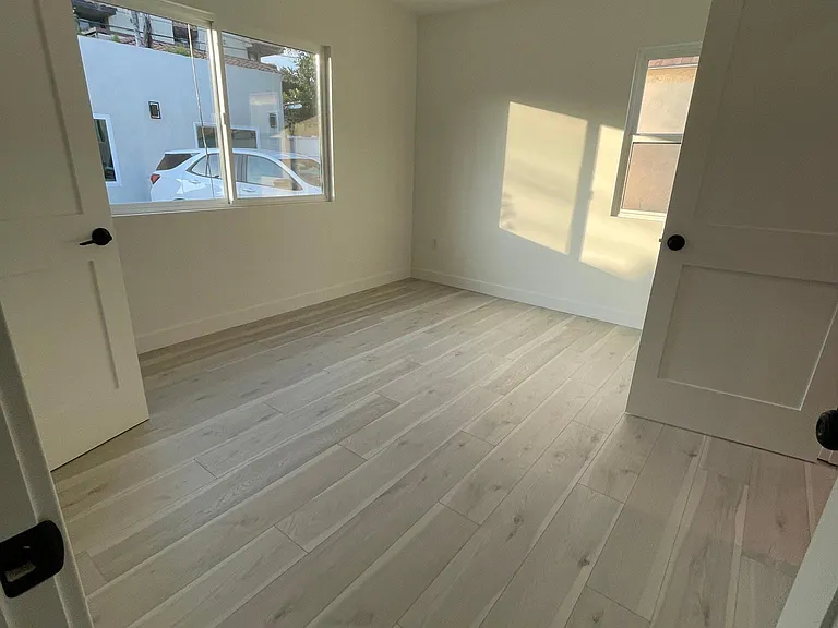 1049 Davis Ave — Photo 4