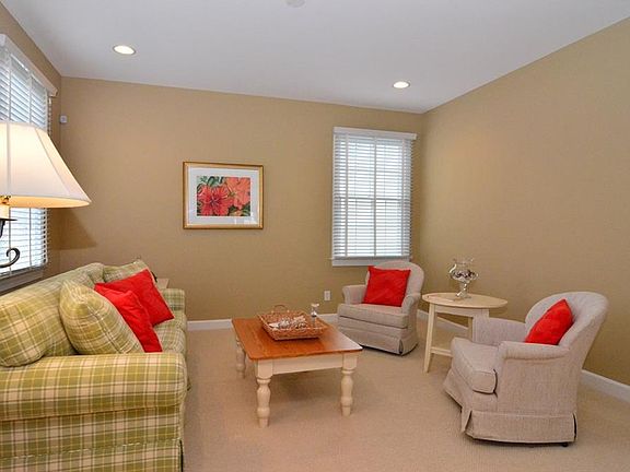 3rd image of 102 Willow Oak Ave