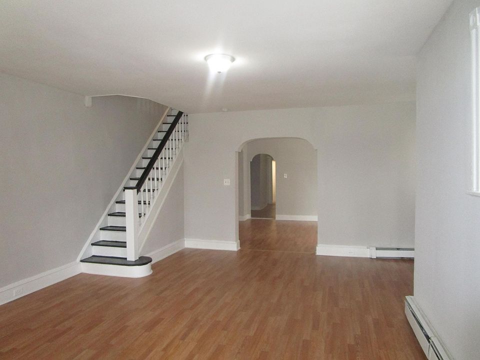 1st image of 902 W Duncannon Ave