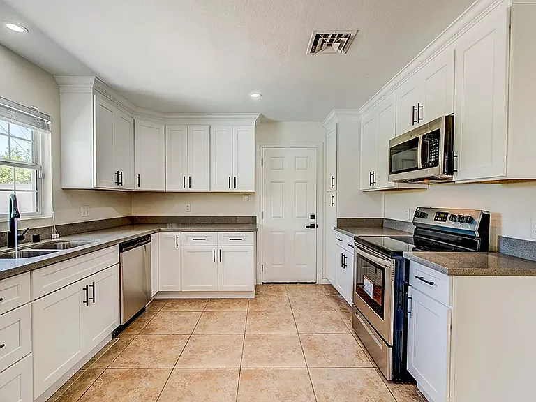 557 Canosa Ave — Photo 21