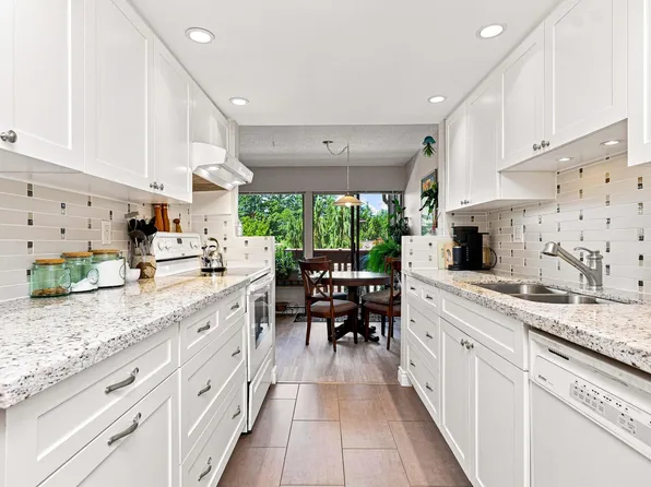 1059 Old Lillooet Rd, North Vancouver, BC V7J 3H6