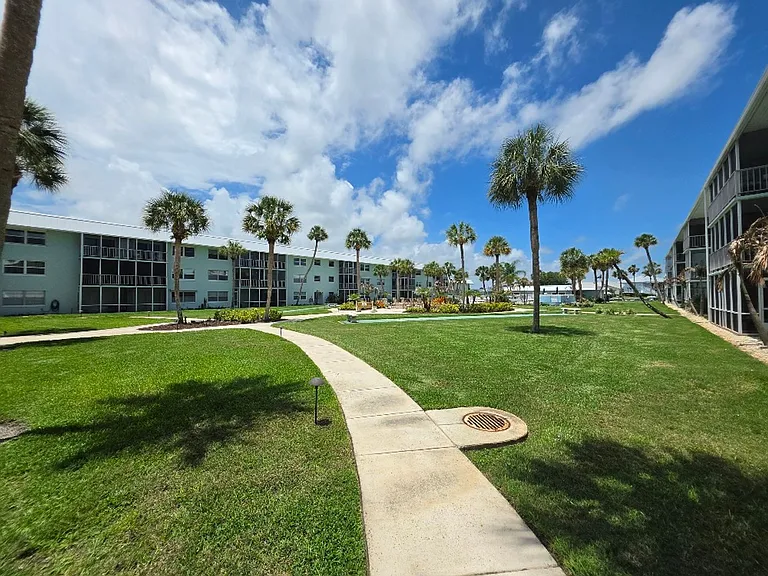 325 Causeway #A102 — Photo 35