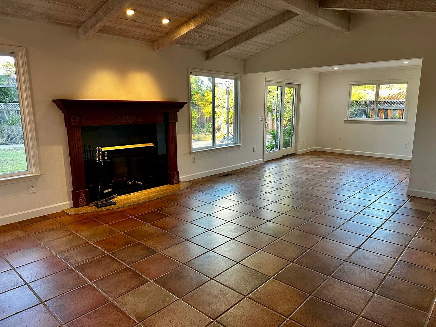 Beautifully updated and spacious 4 bedroom, 2.5 bathroom Single Family home with Saratoga Schools! — Photo 2