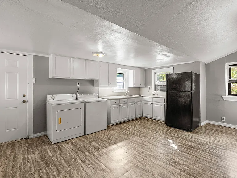 427 Sherman St — Photo 3